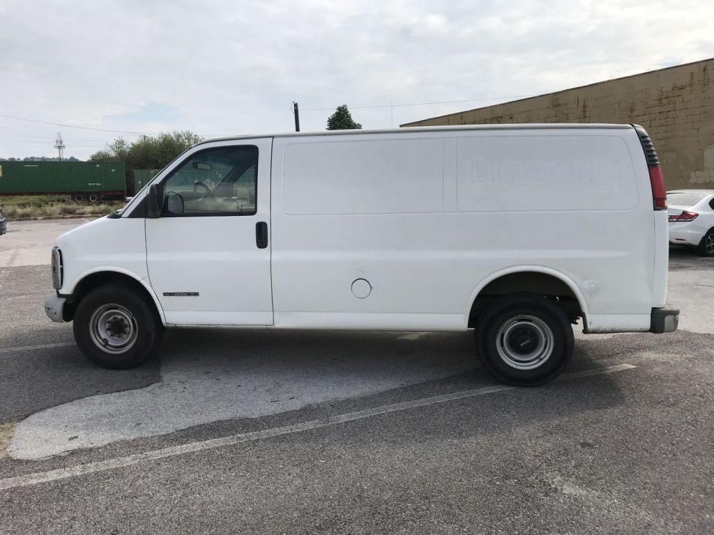 2000 GMC Savana 2500 white van