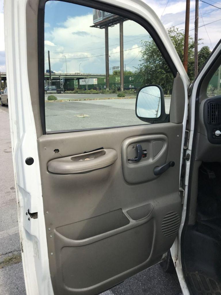 2000 GMC Savana 2500 white van