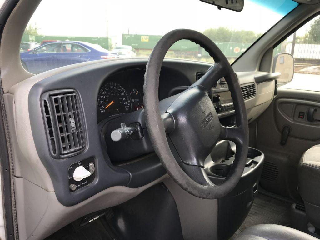 2000 GMC Savana 2500 white van