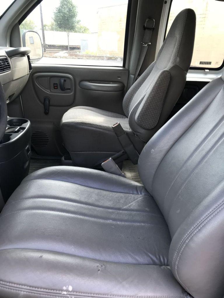 2000 GMC Savana 2500 white van
