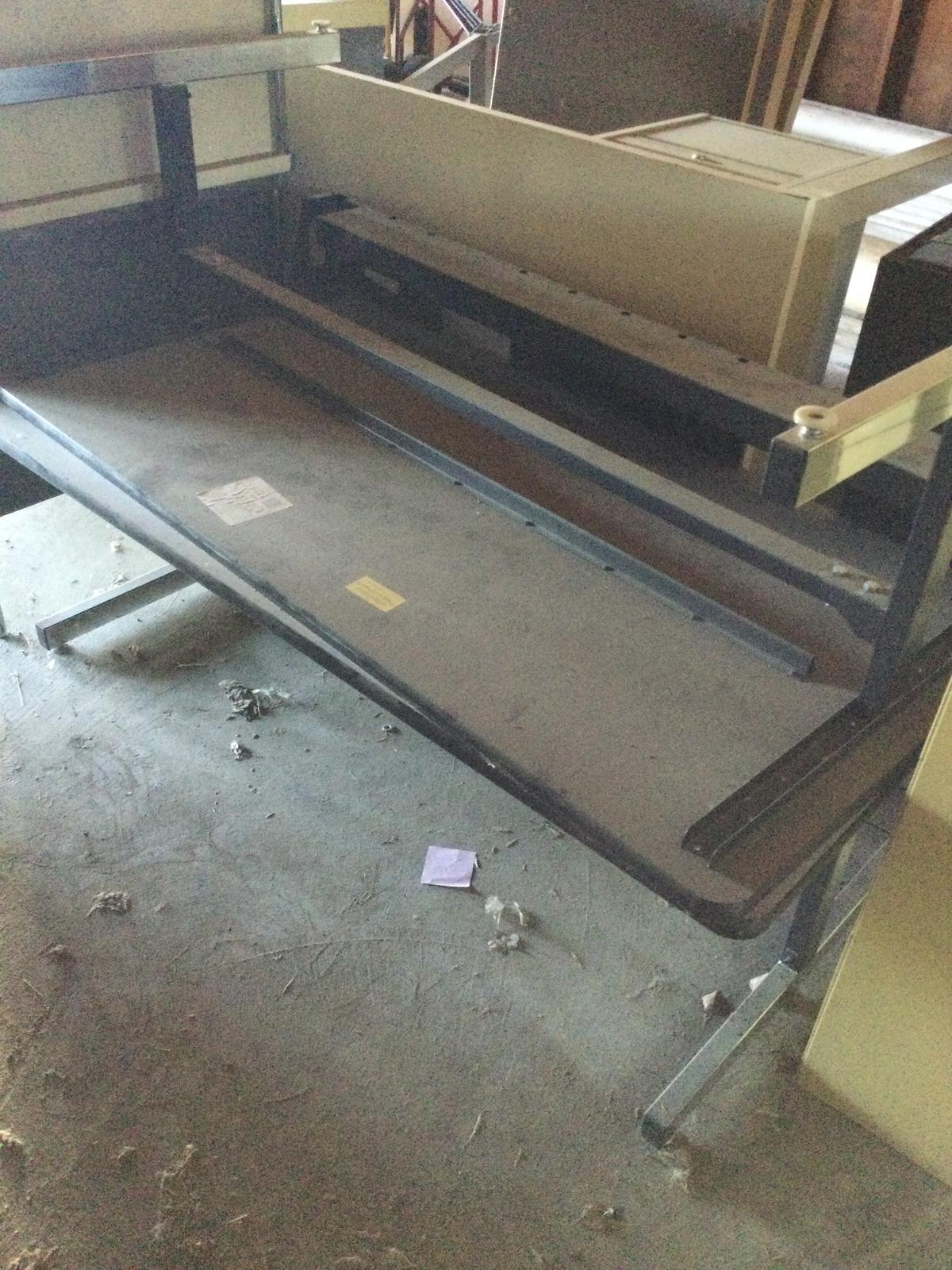 2 Adjustable desk