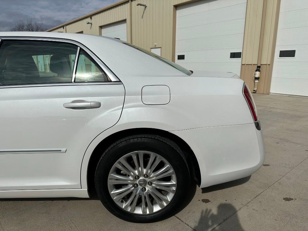 2013 CHRYSLER 300 AWD *LOW LOW MILES LIKE NEW*