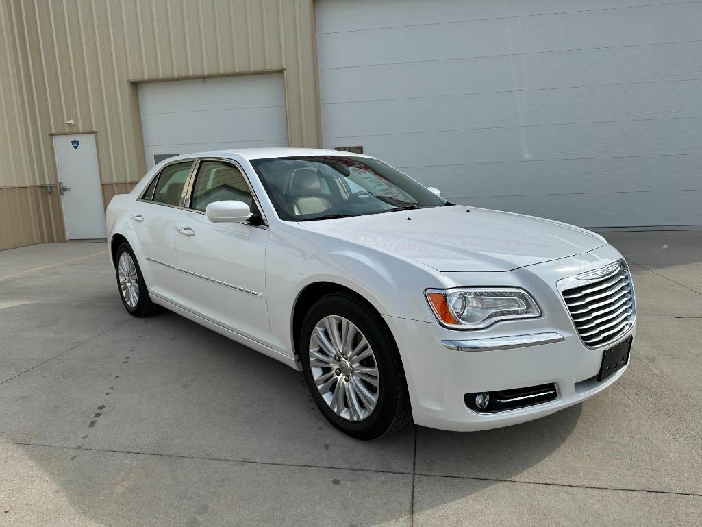 2013 CHRYSLER 300 AWD *LOW LOW MILES LIKE NEW*