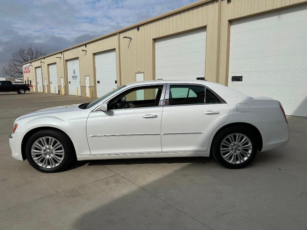 2013 CHRYSLER 300 AWD *LOW LOW MILES LIKE NEW*