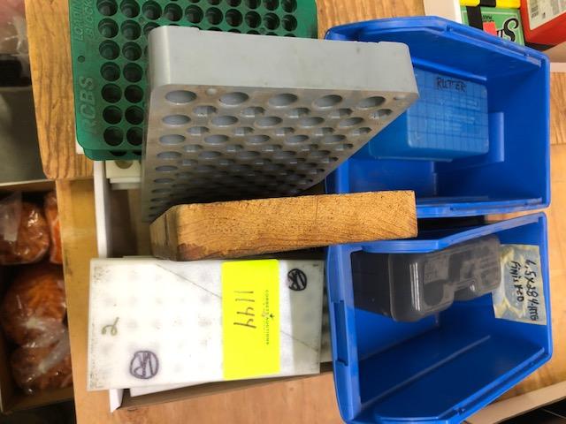 FLAT OF WOOD AND PLASTIC LOADING BLOCKS