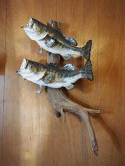 Mounted bass wall décor