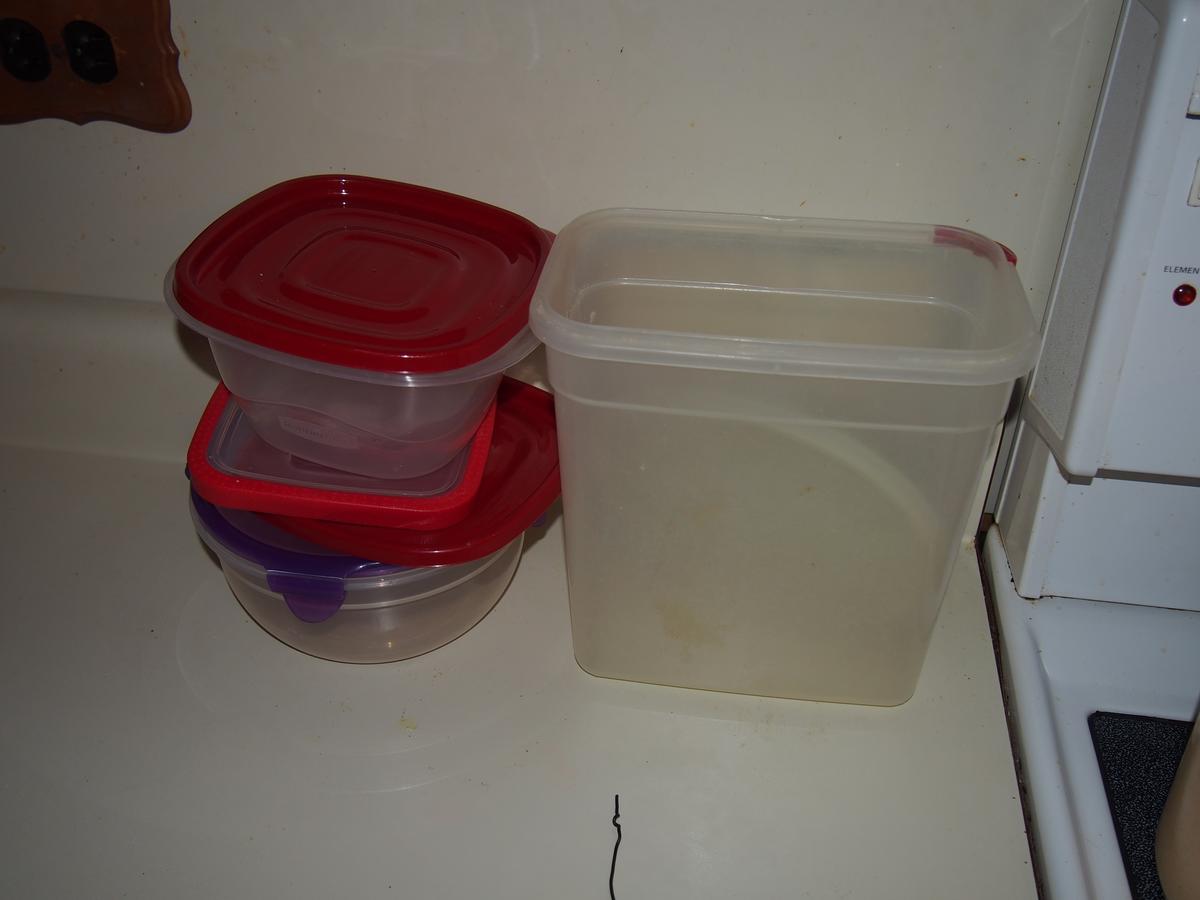 Assorted Tupperware