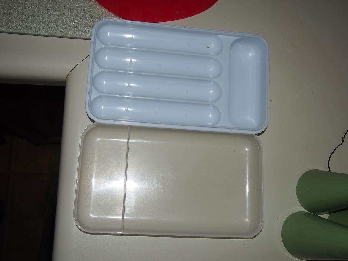 Microwaveable hot dog tray