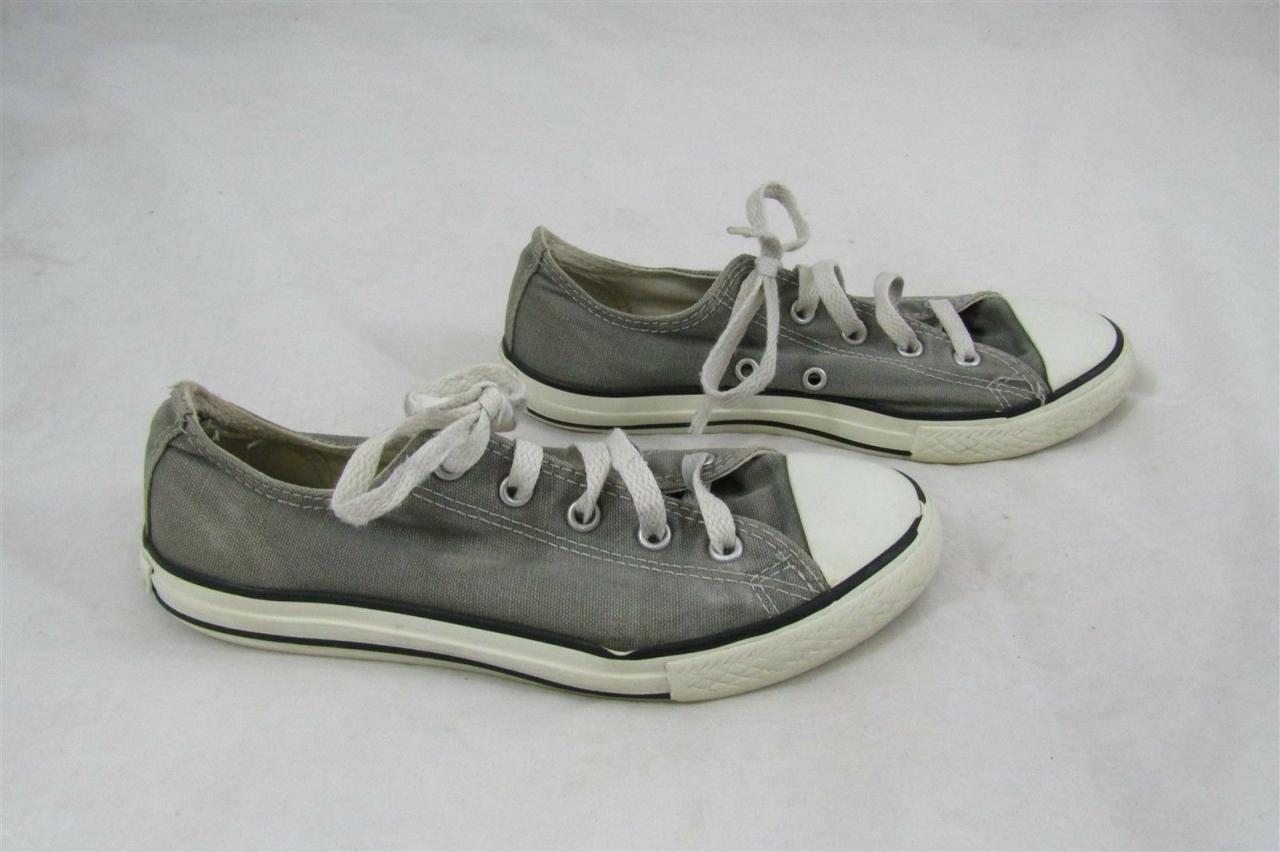 YOUTH SIZE 3 CONVERSE ALL STAR CHUCK TAYLOR  SHOES