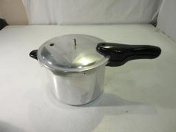 Presto Pressure Cooker Model 0126410 7"x 10"