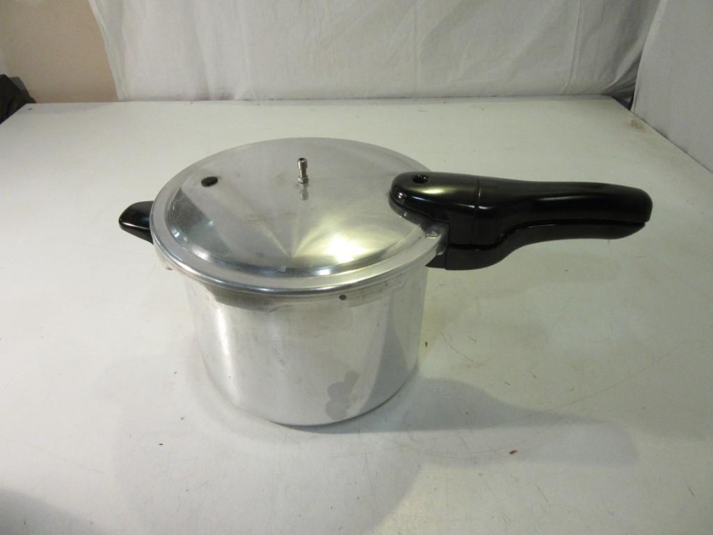 Presto Pressure Cooker Model 0126410 7"x 10"