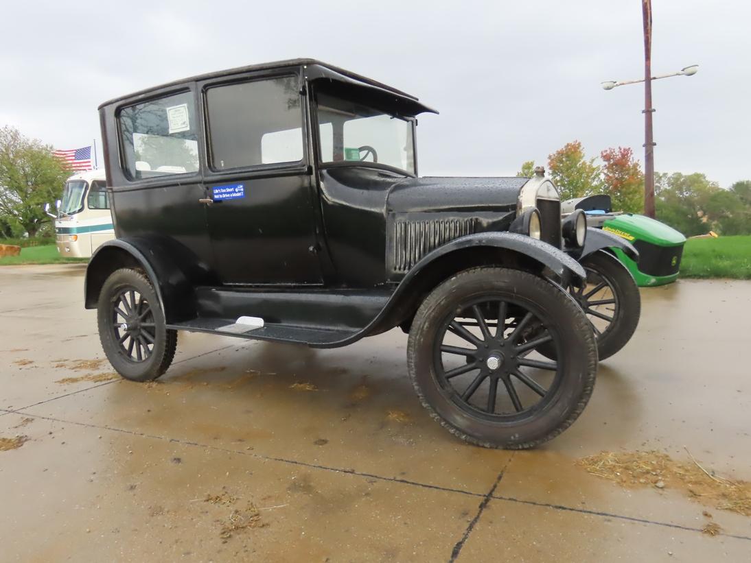 1926 Ford Model T 2-Door Coupe, VIN# 14107239, Flathead Gas Engine, Very Good Condition, Tons of Roo
