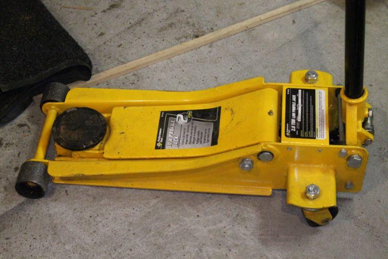 (2) Hydraulic Floor Jacks