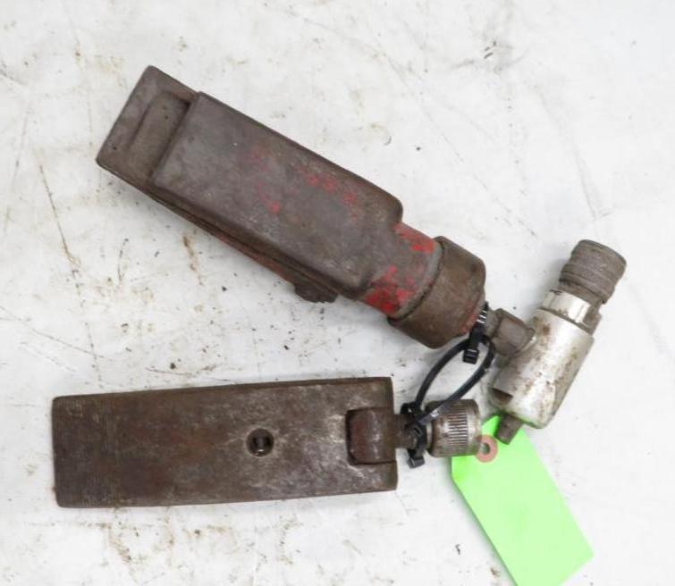 (2) Hydraulic Ram Spreaders