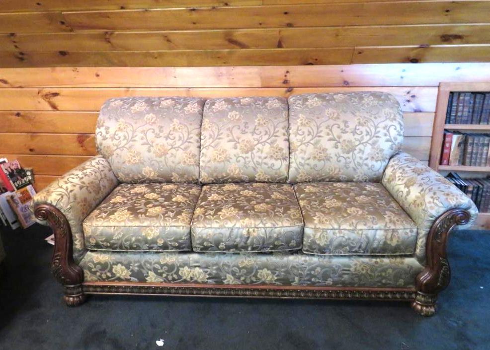 Benchcraft 3-Cushion Couch