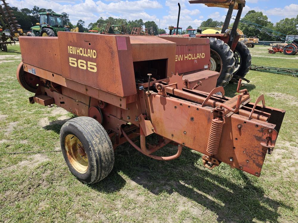 New Holland 565