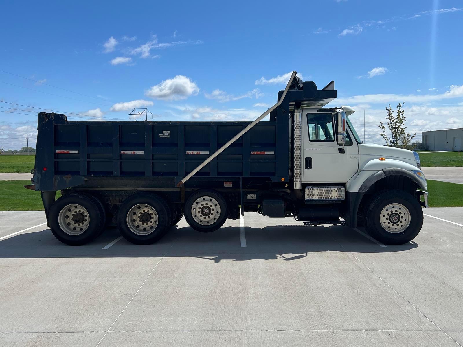 2006 International 7600 Dump Truck - Diesel