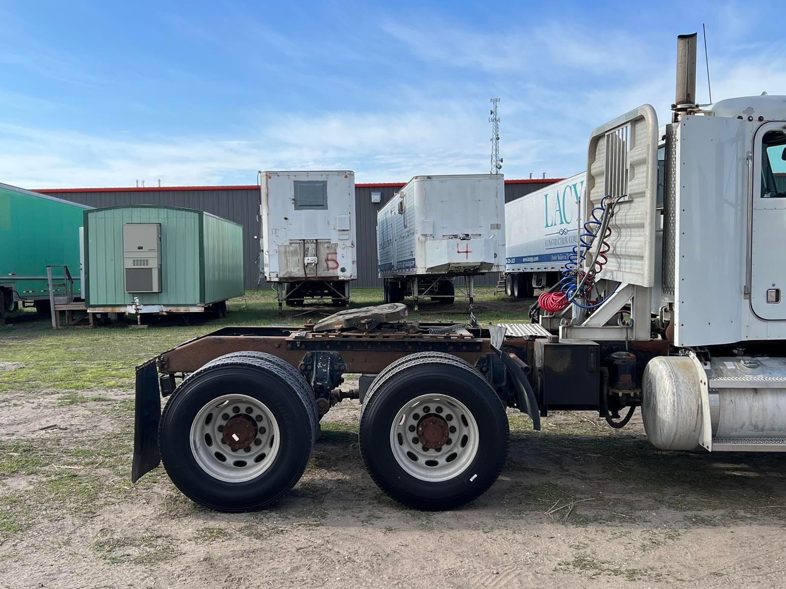 2002 Peterbilt 385 Day Cab Semi Truck - Diesel