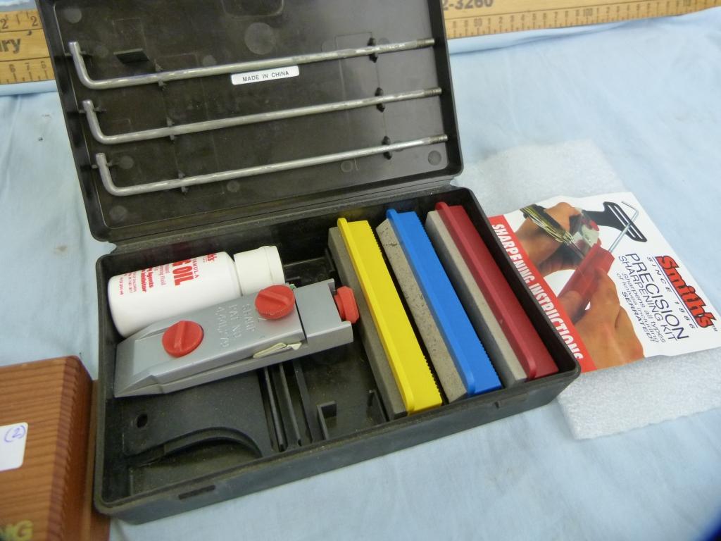 2 Sharpening kits: Smith's kit & DMT Diamond whetstone