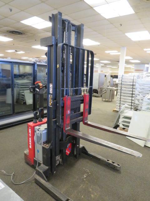 RAYMOND RSS40 3750LB CAPACITY WALK-BEHIND FORKLIFT