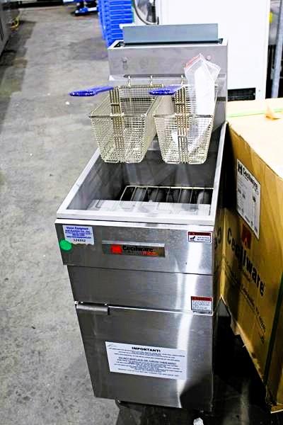 NEW CECILWARE FMS403NAT GAS 40LB. DEEP FRYER