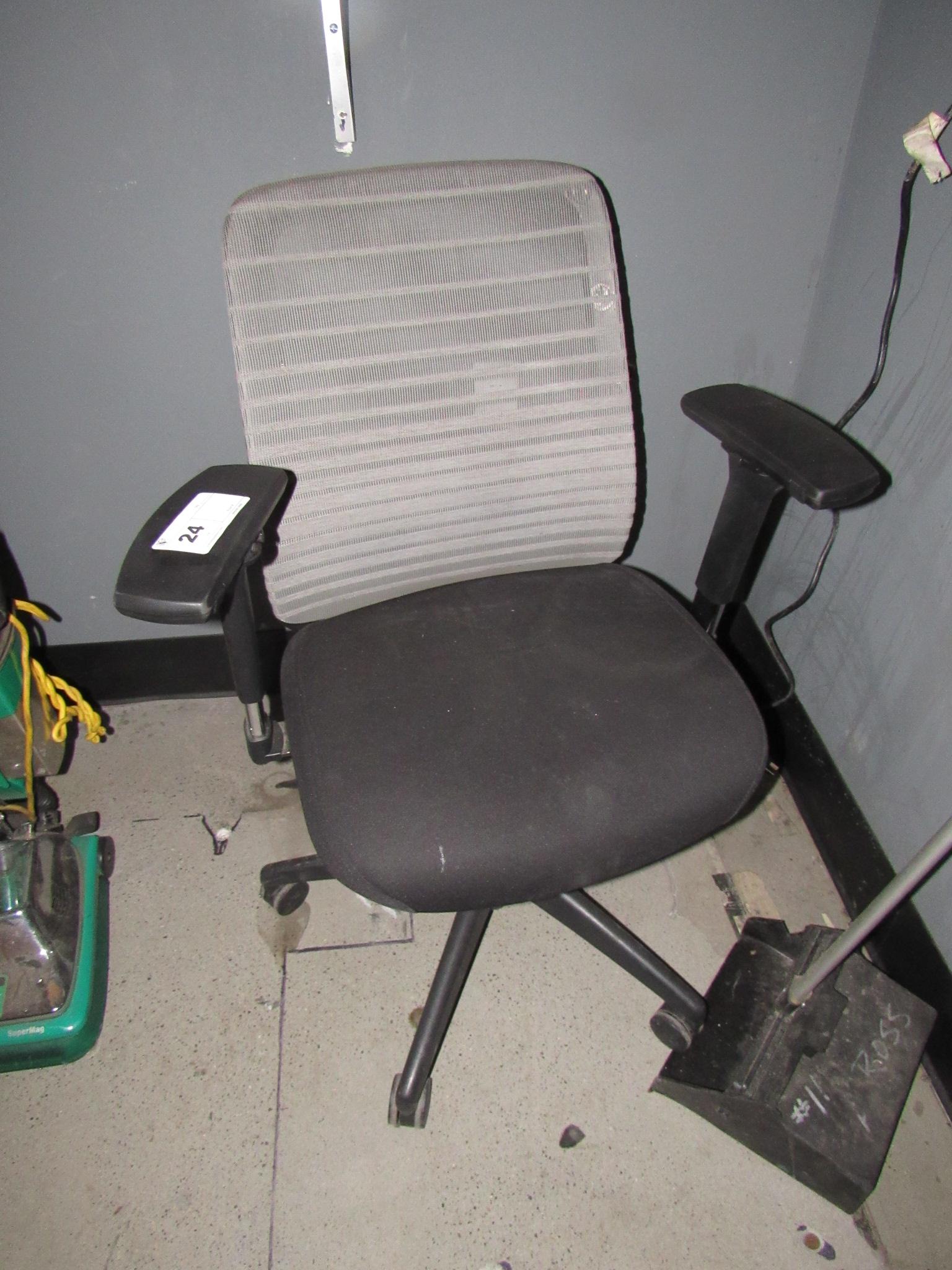 OFFICE CHAIR