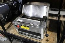 OLIVER 711 COUNTERTOP BREAD SLICER