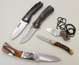 Lot of folding knives.