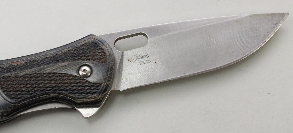 Lot of folding knives.