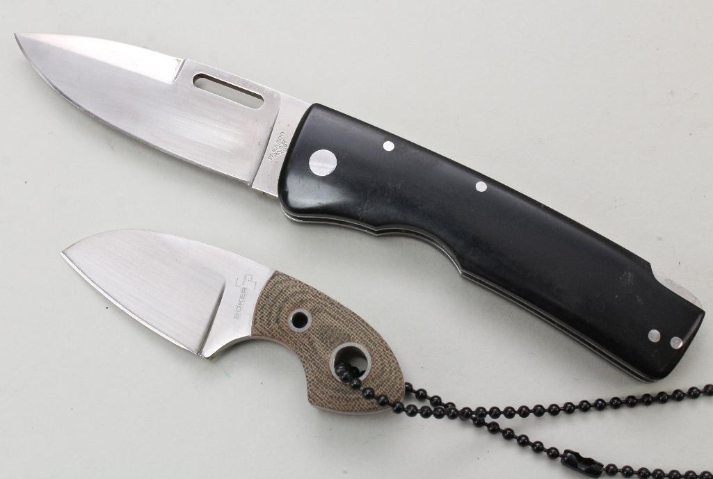Lot of folding knives.