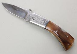 Lot of folding knives.