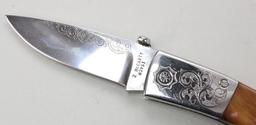 Lot of folding knives.