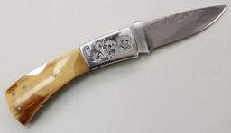Lot of folding knives.