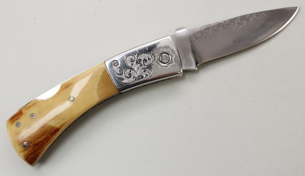 Lot of folding knives.