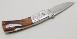 Lot of folding knives.