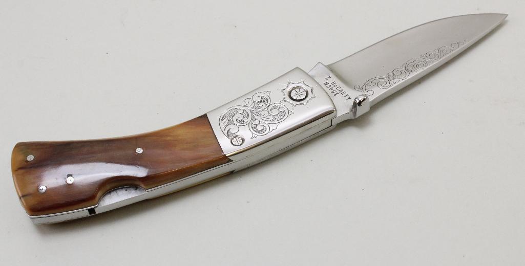 Lot of folding knives.