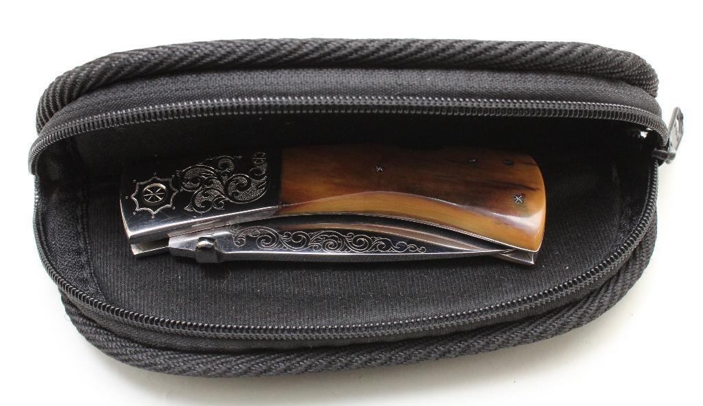 Lot of folding knives.