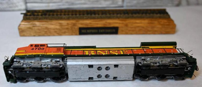 HO Scale BNSF 4700 model Train Locomotive with Stand