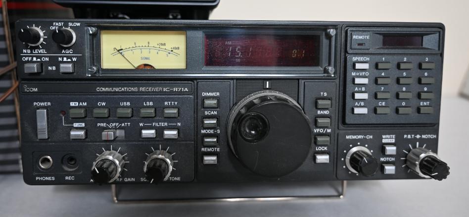 ICOM IC-R71A Communications Receiver with Box