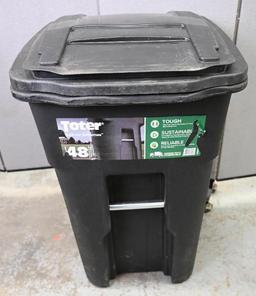 Toter 48 Gallon Trash Can with Lid