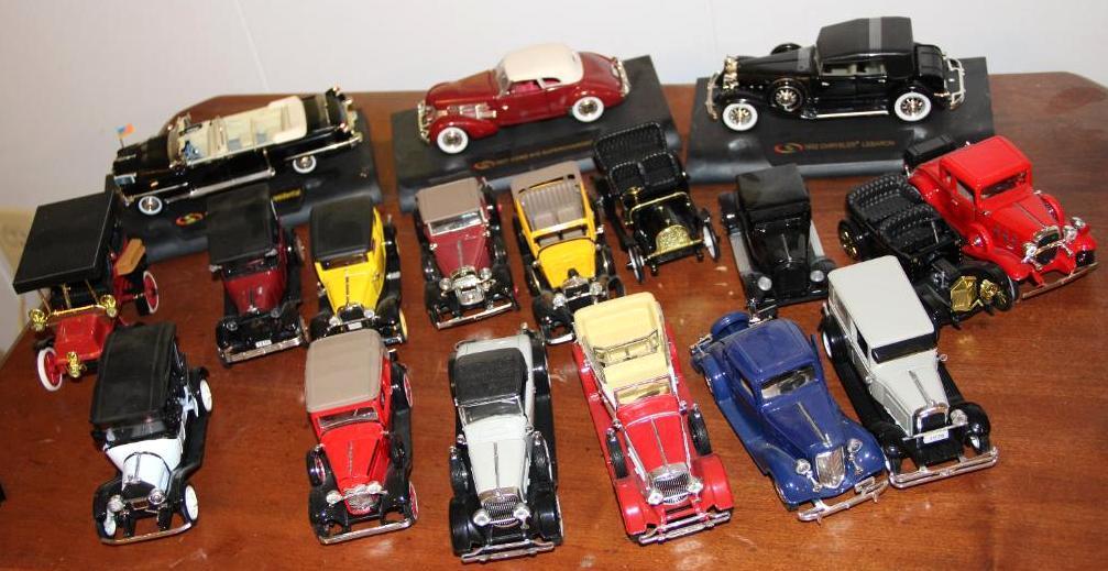 18 Mixed Collectible Die-Cast Automobiles Including 1958 Cadillac Presidential Limo