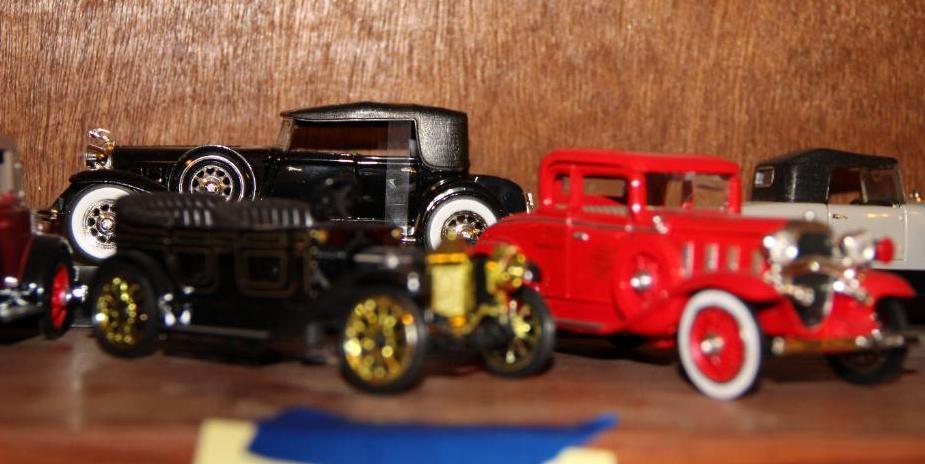 18 Mixed Collectible Die-Cast Automobiles Including 1958 Cadillac Presidential Limo