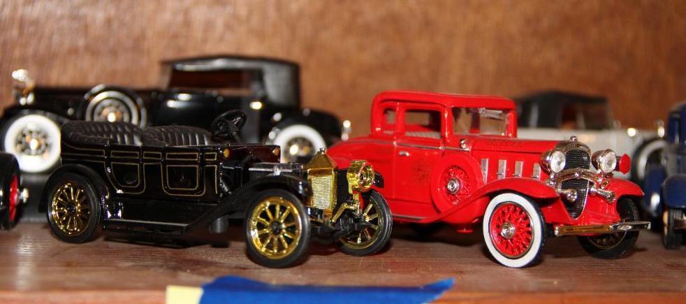 18 Mixed Collectible Die-Cast Automobiles Including 1958 Cadillac Presidential Limo