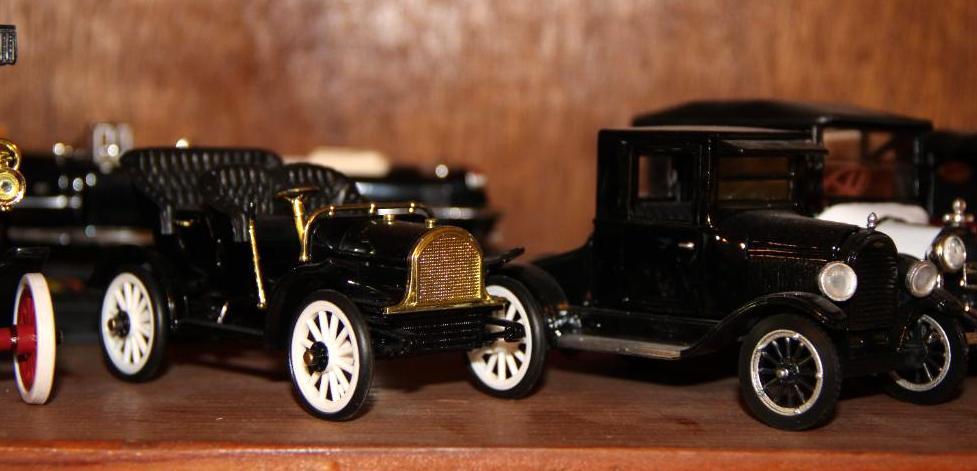 18 Mixed Collectible Die-Cast Automobiles Including 1958 Cadillac Presidential Limo