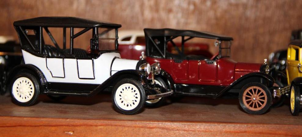18 Mixed Collectible Die-Cast Automobiles Including 1958 Cadillac Presidential Limo