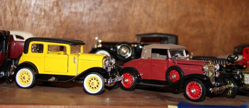 18 Mixed Collectible Die-Cast Automobiles Including 1958 Cadillac Presidential Limo