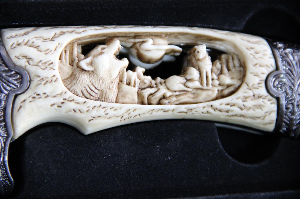 Pair of Hunting Knives with Bone-Style Handles