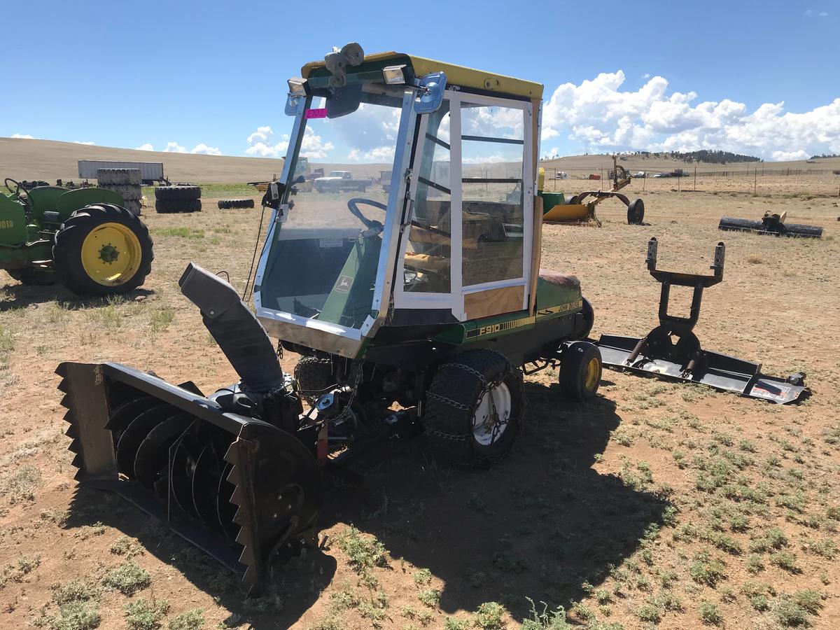 John Deere F910 Utility Tractor