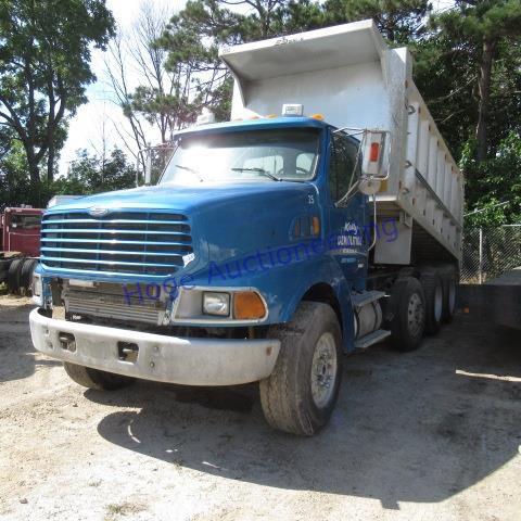 "2003 Sterling LT9500 dump truck Model LT9500, Eaton/Fuller 10sp, shows 852,444 miles