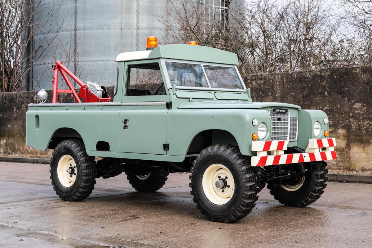 1976 Land Rover Series III 109' 6 Cylinder